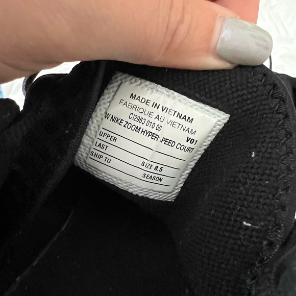 Womens Nike volleyball shoes - Picture 3 of 3